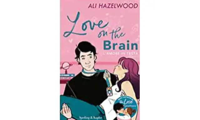 Copertina del libro "Love on the Brain" di Ali Hazelwood, un romanzo rosa per ragazze con una coppia che si abbraccia.
