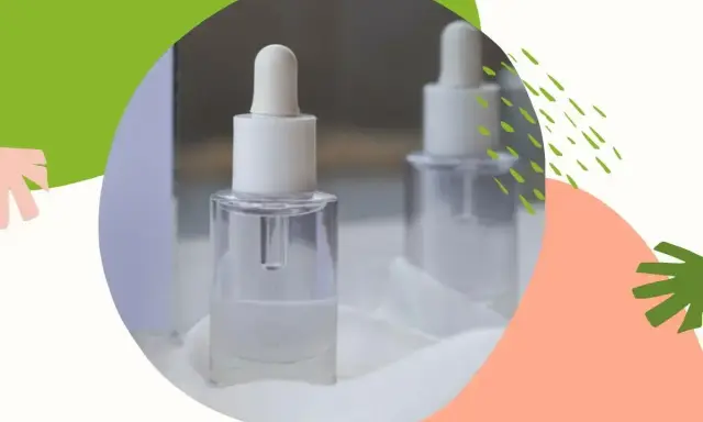 Szklane buteleczki z pipetką, zawierające serum z ethylhexylglycerin. Dwie buteleczki na białym tle, otoczone kolorowymi, abstrakcyjnymi kształtami.