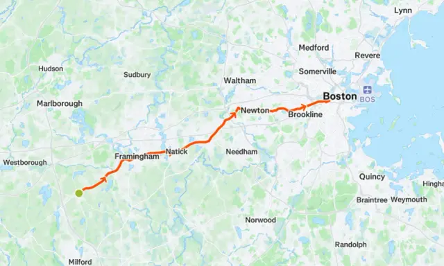 Streckenverlauf des Boston Marathon von Hopkinton nach Boston, mit markierten Städten wie Framingham, Natick, Newton und Brookline.