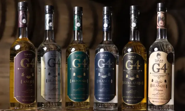 Sechs Flaschen G4 Tequila stehen nebeneinander. Eine Auswahl für jeden Anlass, um Tequila zu trinken.