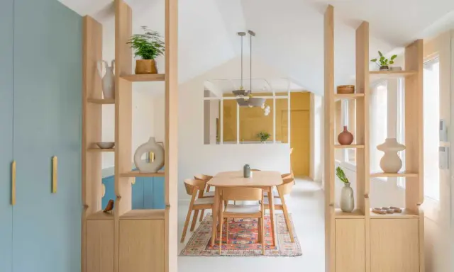 Aménagement d'une **plan maison en longueur** avec cloisons ajourées en bois, salle à manger et cuisine ouverte.