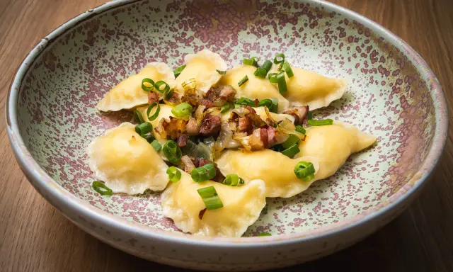 Pyszne pierogi z boczkiem i cebulką, serwowane w restauracji Bacówka Chyżne.
