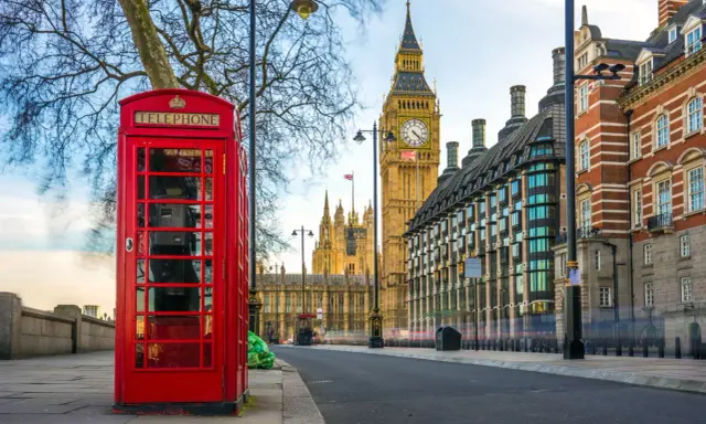 Klasyczny czerwony budka telefoniczna i Big Ben w Londynie. Idealne miejsce na planowanie lotów do Anglii.