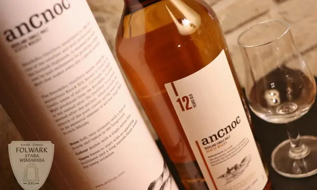 ancnoc 12 Year Old Single Malt Scotch Whisky, butelka i kieliszek do degustacji.