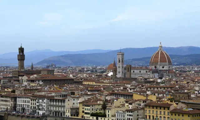 Panoramica della capitale della Toscana, Firenze, con il Duomo e Palazzo Vecchio che dominano lo skyline.