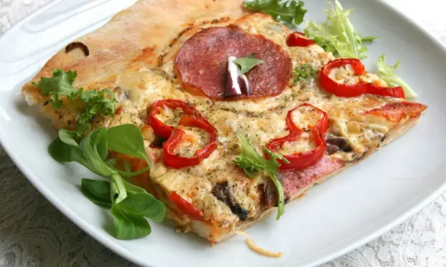 Pyszne ciasto na pizzę bez wyrastania z salami, papryką i serem. Idealne na szybki obiad.