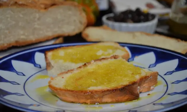 Tostadas con aceite de oliva, un clásico sencillo y delicioso. Pan crujiente bañado en oro líquido.