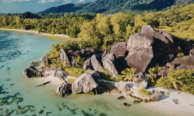 Rajska plaża z granitowymi skałami i turkusową wodą. To krajobraz Seszeli, najmniejszego kraju w Afryce, gdzie natura zachwyca.