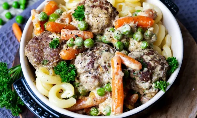 Herzhafte Frikadellen in cremiger Soße mit Erbsen und Möhren, dazu Nudeln. Ein leckeres Wikingertopf Rezept für die ganze Familie.