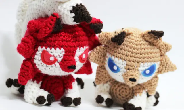 Dos adorables pokémon amigurumi, uno rojo y otro marrón, listos para la aventura. ¡Encuentra el pokemon amigurumi patrón gratis para crearlos tú mismo!