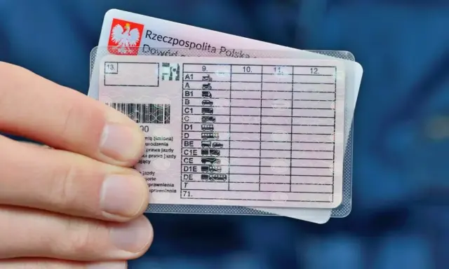 Polskie prawo jazdy w ręku, symbolizuje wolność, ale też odpowiedzialność. Oby nie skończyło się na 3 miesiące zabrane prawo jazdy.