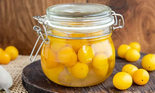 Glas mit mirabellen einkochen, bereit für den Winter. Sonnengelbe Früchte in Sirup, ein süßer Genuss.