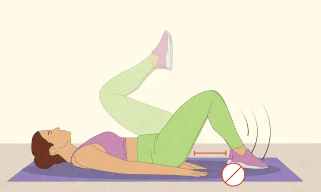 Donna esegue crunch inverso sollevando le gambe, con un segno di divieto vicino ai piedi per indicare di non toccare terra.