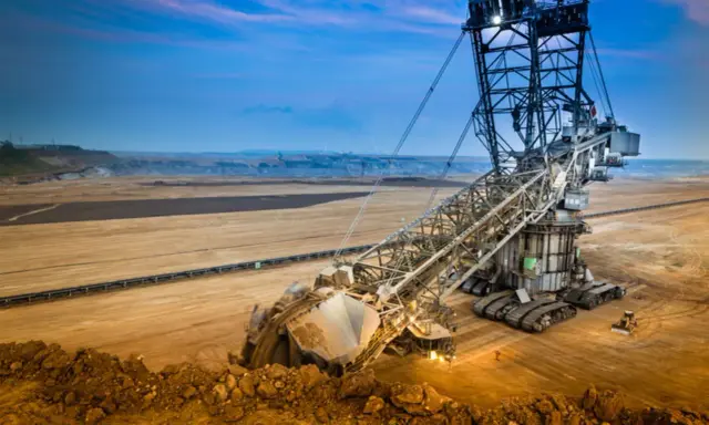 Gigantischer Braunkohletagebau mit einem riesigen Schaufelradbagger. Die CO2-Emissionen pro kWh aus Braunkohle sind hoch.