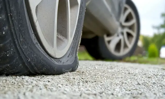 Nabłyszczanie opon domowymi sposobami: tanio i skutecznie czy ryzykownie?