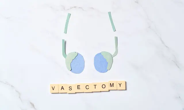 Symboliczna grafika przedstawia przerwanie nasieniowodów, a litery układają słowo "VASECTOMY". To wizualne odniesienie do wysokiej skuteczności wazektomii jako metody antykoncepcji.