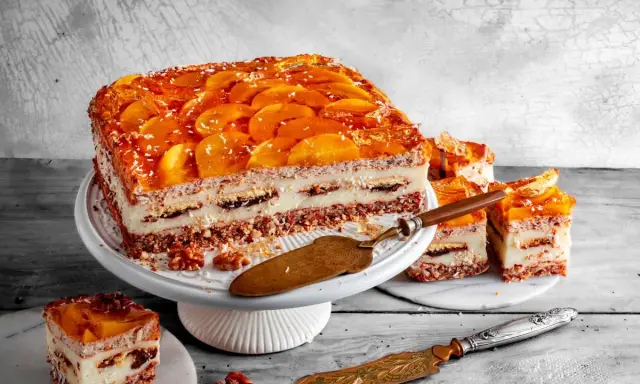 Ciasto "Kora dębu" Ani gotuje się z warstw biszkoptu, kremu i owoców w galaretce. Wygląda pysznie!