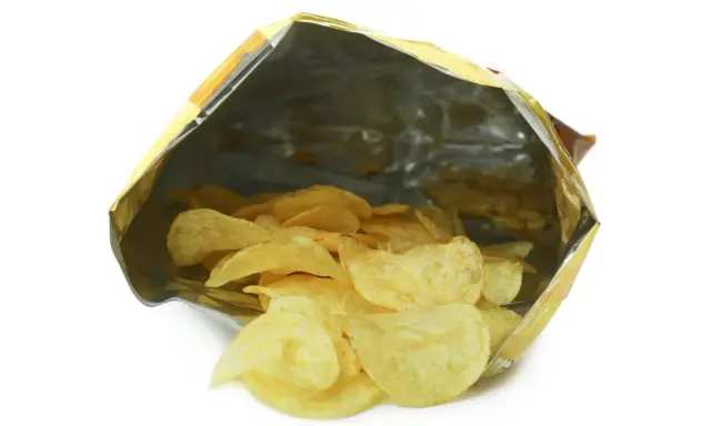 Bolsa de patatas fritas abierta, mostrando pocas patatas. ¿Es esto reduflación?
