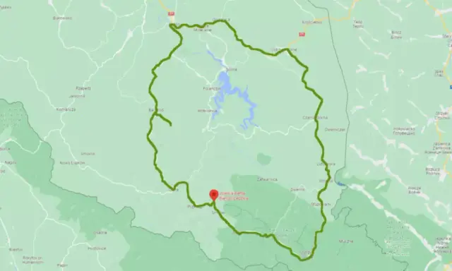 Mapa z zaznaczoną trasą Wielka Pętla Bieszczadzka, prowadzącą przez malownicze tereny Bieszczadów, w tym okolice Jeziora Solińskiego.