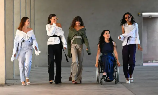 Modelle diverse sfilano con abiti audaci, celebrando la bellezza e l'inclusività. Un inno al body positive.
