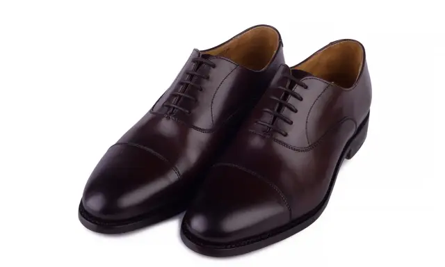 Eleganckie, brązowe buty angielskie marki, wykonane ze skóry, z klasycznym sznurowaniem i ozdobnym przeszyciem na nosku.