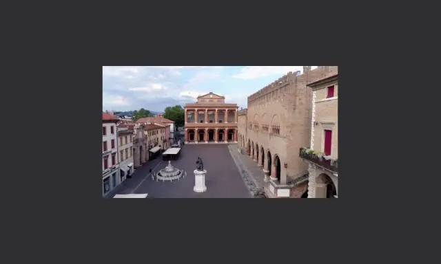 Piazza del Popolo a Rimini, 2 giugno. Un'elegante piazza con il Teatro Amintore Galli e il Palazzo dell'Arengo.