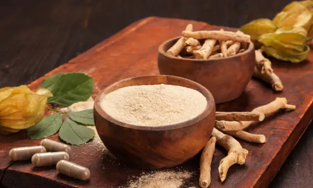 Ashwagandha w proszku i korzeniach, kapsułki i owoce. Zastanawiasz się nad ashwagandha skutki uboczne?