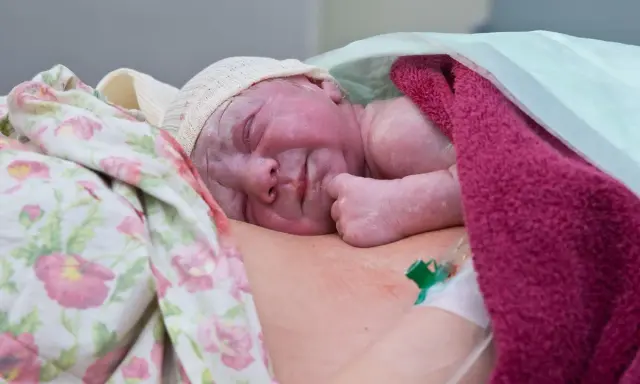 Nowe życie, pierwsze chwile blisko mamy. Kangurowanie to cudowny początek wspólnej drogi.