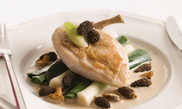 Blanc de volaille sauce crémeuse, morilles et poireaux, une spécialité du Jura qui éveille les papilles.
