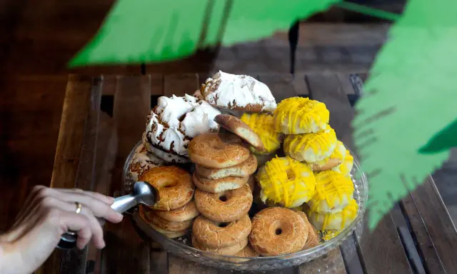 Variedad de tipos de rosquillas: doradas, con merengue y glaseadas de amarillo.