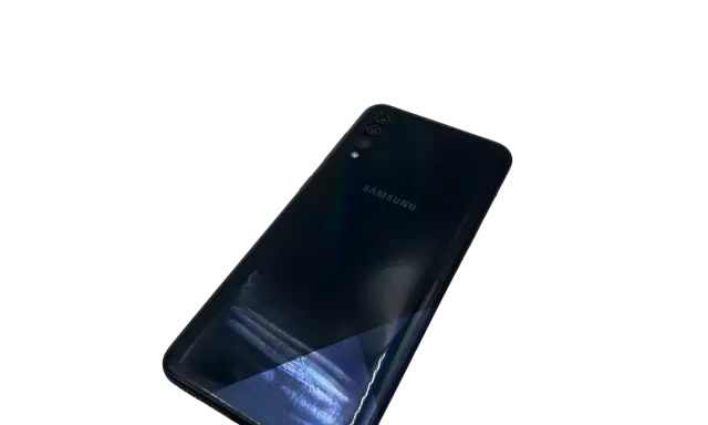 Ciemny tył telefonu Samsung Galaxy M30s z potrójnym aparatem i logo Samsung.