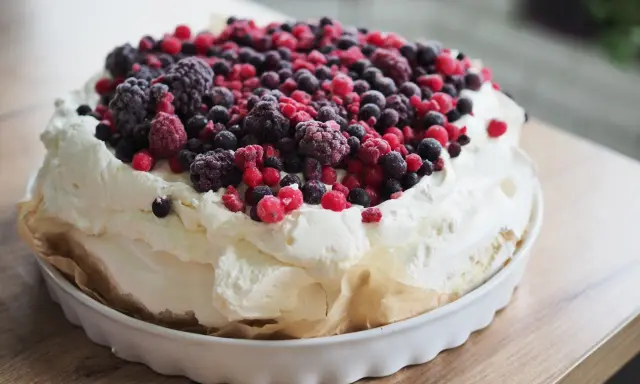 Puszysta beza z mascarpone i mrożonymi owocami leśnymi, idealna na letnie popołudnie.