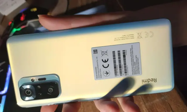Xiaomi Redmi Note 10 Pro fioletowy w całej okazałości, z widocznym modułem aparatów i etykietą informacyjną.