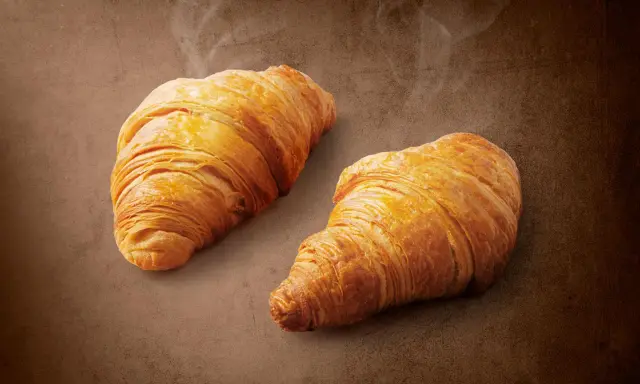 Dwa złociste, parujące croissanty. Zastanawiasz się, ile kalorii ma croissant z Lidla?