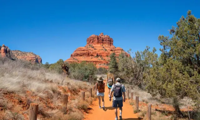 Wędrówka do Bell Rock w Arizonie, najpiękniejszym stanie USA. Czerwone skały i błękitne niebo.