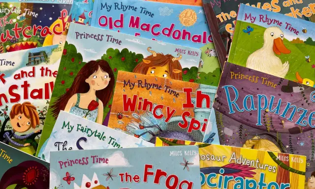 Książki dla dzieci: mądre bajki po angielsku, takie jak "Old MacDonald", "Rapunzel" i "The Frog Prince", zachęcają do nauki i zabawy.