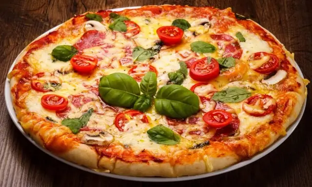 Najlepsze dodatki do pizzy z salami, które zaskoczą Twoje kubki smakowe