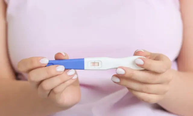 Dwie kreski na teście ciążowym. Kiedy zrobić test ciążowy – rano czy wieczorem? Najlepszy czas to poranek.