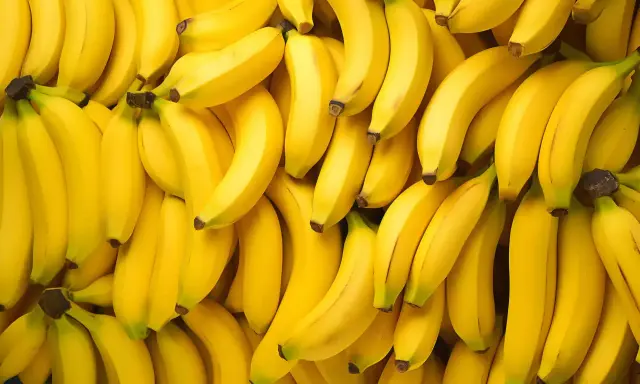 Mnóstwo dojrzałych bananów, które mają umiarkowany indeks glikemiczny.