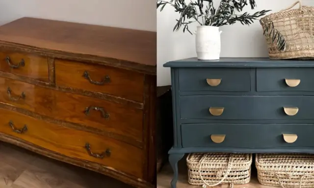 Un mueble antiguo de madera, antes y después de restaurar. Ahora es un tocador azul oscuro con tiradores dorados, listo para una nueva vida.