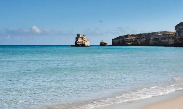 Acque cristalline e scogliere suggestive vicino alla Torre dell'Orso.