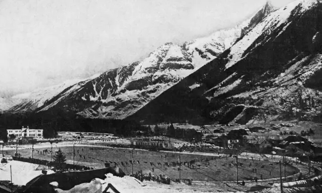 Zimowe igrzyska olimpijskie 1924 w Chamonix. Widok na ośnieżone góry i miasteczko z obiektami sportowymi.