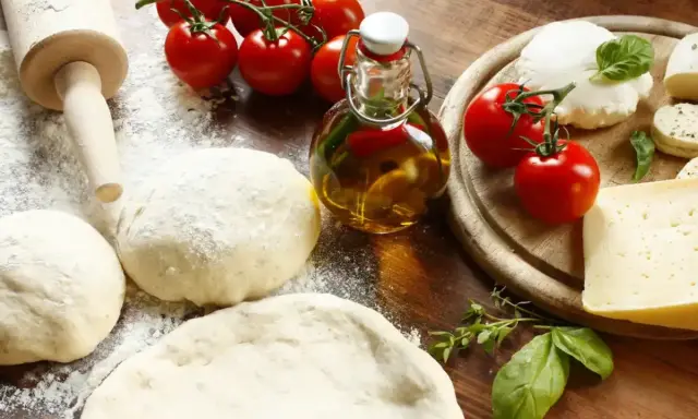 Pâte à pizza moelleuse rapide : le secret d'une réussite express