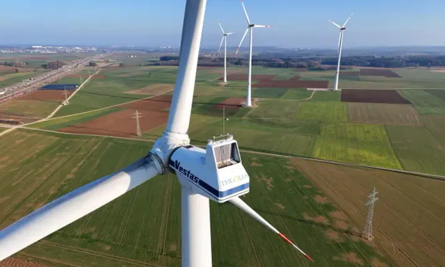 Windräder im Feld, ein Zeichen für saubere Energie. Diese onshore wind Anlagen erzeugen Strom aus Windkraft.