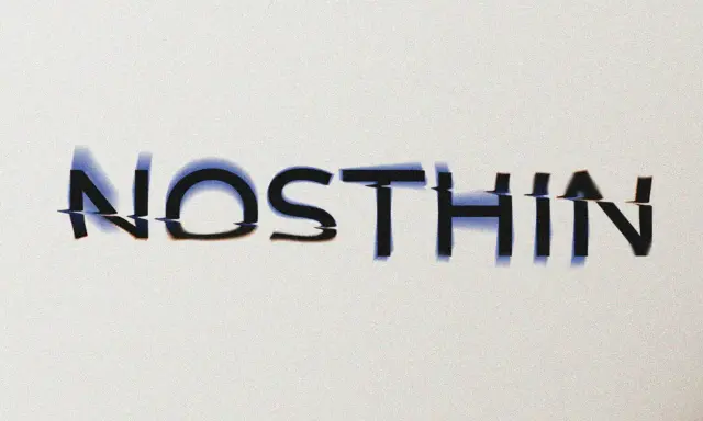Le logo artiste musique "NOSTHIN" avec des lettres glitchées et une ombre bleutée sur fond blanc.
