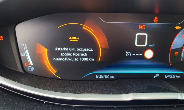Awaria AdBlue, możliwe krystalizacja. Rozruch niemożliwy za 1000 km. Wskaźnik paliwa niski.