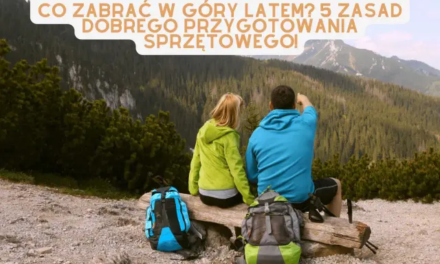 Para wybrać co zabrać w góry latem, lista sprzętu jest kluczowa. Para turystów z plecakami podziwia widok.