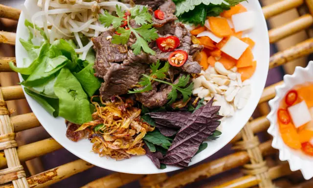 Pyszne bun bo nam bo: grillowana wołowina, kiełki, warzywa, orzeszki ziemne i chrupiąca cebulka.