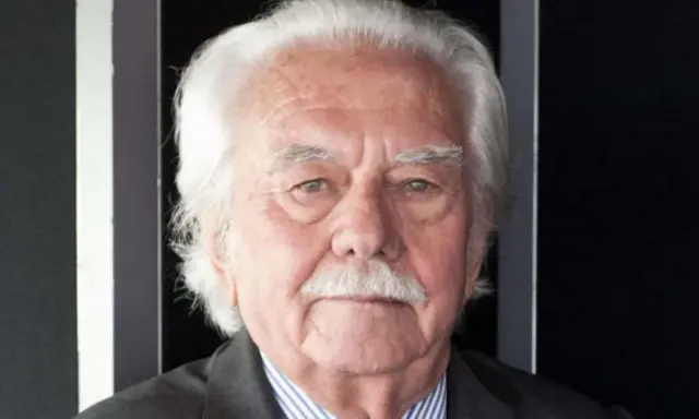 Ritratto di Alberto Rosa, saggista con folti capelli bianchi e baffi.