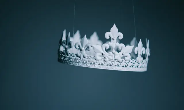 Biała korona z liliami, zawieszona na nitce. Czy to symbol władzy, czy może elżbieta rakuszanka ciekawostki o królewskich ozdobach?